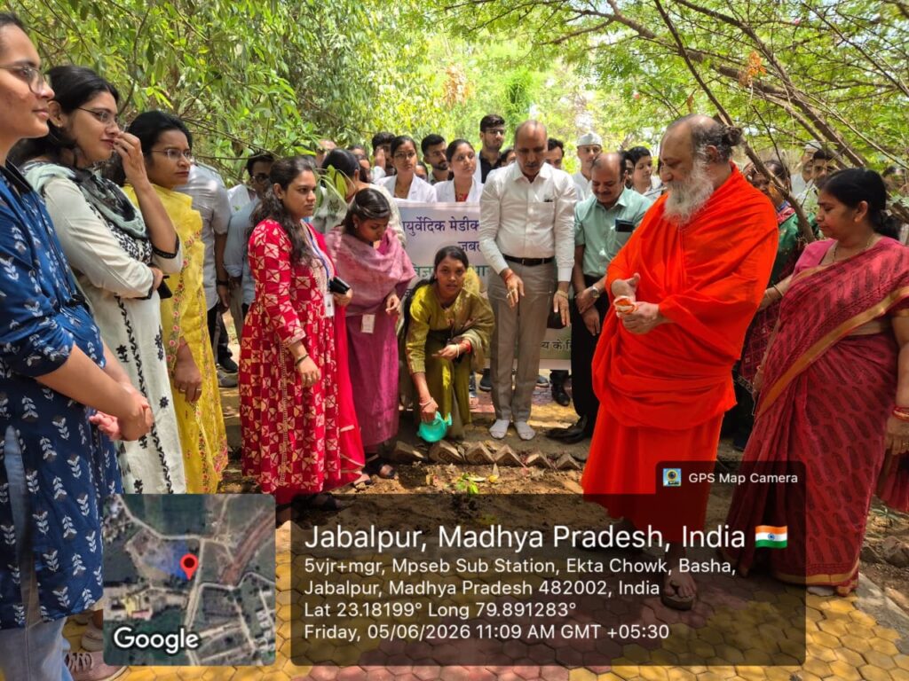 विजयाश्री आयुर्वेदिक मेडिकल कालेज एंड हॉस्पिटल जबलपुर मे विश्व पर्यावरण दिवस 2026 पर वृक्षारोपण के साथ पर विशेष व्याख्यान आयोजित! पूज्य  स्वामी जगद्गुरु सुखानन्द द्वाराचार्य राघव देवाचार्य जी की उपस्थिति मे महाविद्यालय में वृक्षारोपण कर समाज व राष्ट्र के प्रति विद्यार्थियों को पर्यावरण को जीवनशैली के साथ संतुलित बनाए रखना ऐसे प्रमुख विषय पर अपने आशीर्वचन प्रदान किये! विशेष व्याख्यान मुख्य वक्ता-  प्रो. आर के श्रीवास्तव, विभागाध्यक्ष (पर्यावरण विभाग) शासकीय विज्ञान महाविद्यालय जबलपुर, व्याख्यान प्रमुख बिन्दु- 1- घर-परिवार जीवन शैली मे प्लास्टिक का उपयोग कम करे, 2- प्राकृतिक संसाधन का दोहन कम करे 3-  विश्व के प्रमुख पर्यावरण संबंधित मुद्दों पर स्वयं की जनभागीदारी का होना! 4- जैव विविधता एवं जीव जंतुओं के संतुलित जीवन के साथ पर्यावरण के प्रति संरक्षण की भावना का विकास! 5- स्वयं के घर से निकलने वाले कचरा एवं अन्य अनुपयोगी पदार्थ को व्यवस्थित तरीके से पर्यावरण में नष्ट करना! 6- वैश्विक परिदृश्य के पर्यावरण सहित विभिन्न प्रदूषणों को ध्यान में रखते हुए जीवनशैली का पर्यावरण के साथ सामंजस्य बनाए रखना हमारी जिम्मेदारी! इनकी उपस्थिति रही विजयाश्री महाविद्यालय से चेयरमैन राजेश स्थापक, मेडिकल कॉलेज से प्रोफेसर शिल्पा गुप्ता, डॉ सुनील मिश्रा, डॉ अमित मिश्रा, सहित विभाग के प्राध्यापक, गण एवं विद्यार्थियों की उपस्थिति के साथ विश्व पर्यावरण दिवस 2026 का कार्यक्रम संपन्न हुआ। कार्यक्रम का संचालन सहायक प्राध्यापक श्री पुष्पेंद्र पाठक एवं आभार प्रदर्शन डॉ॰ शिल्पा गुप्ता ने किया!